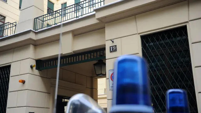 agenti della polizia di stato davanti all'abitazione del direttore di Libero Maurizio Belpietro questa mattina venerdì 1 ottobre dopo la sparatoria di questa notte-ANSA/MILO SCIAKY