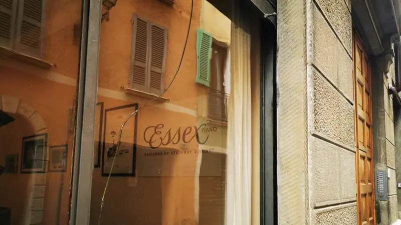 La vetrina del negozio danneggiata - © www.giornaledibrescia.it