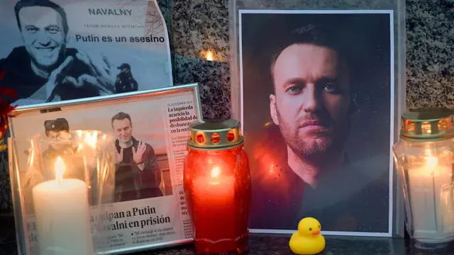 epaselect epa11192155 Candles are placed next to photos of Russian opposition leader Alexei Navalny in Gijon, Asturias, northern Spain, 01 March 2024. Outspoken Kremlin critic Navalny died aged 47 in an arctic penal colony on 16 February 2024 after being transferred there in 2023. The colony is considered to be one of the world's harshest prisons. EPA/Eloy Alonso
