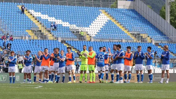 Sport Calcio Serie B Stadio Mario Rigamonti Brescia Spezia nella foto i giocatori del Brescia salutano la curva a fine gara   27/04/2024 nicoli@newreporter