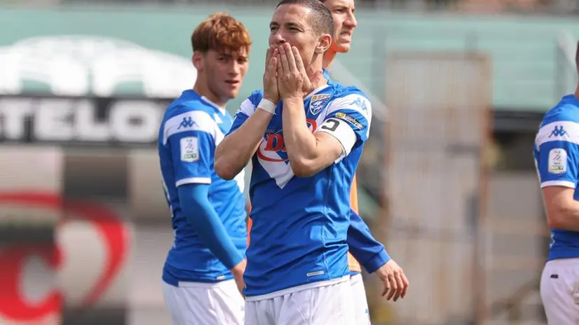 Sport Calcio Serie B Stadio Mario Rigamonti Brescia Spezia nella foto Fabrizio Paghera (Brescia Calcio) saluta i tifosi 27/04/2024 nicoli@newreporter