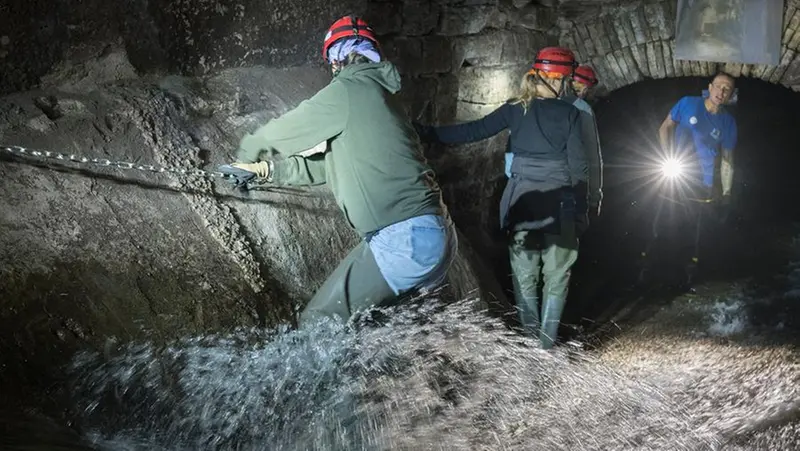 Visitatori alle prese con le meraviglie di Brescia sotterranea