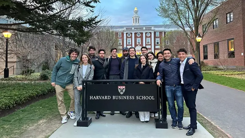 Foto di gruppo per gli ospiti dopo il talk a Harvard - © www.giornaledibrescia.it