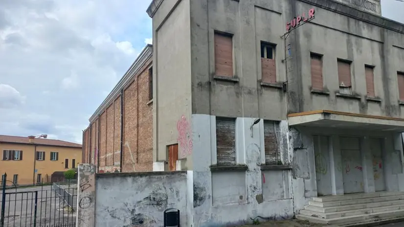 L'edificio abbandonato da anni in Spalto don Minzoni - © www.giornaledibrescia.it