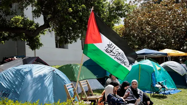 epa11303936 Students at the University of California Berkeley (UC Berkeley) occupy an encampment in front of Sproul Hall, the campus administration building, as they protest UC Berkeleyâ€™s investment ties to Israel in Berkeley, California, USA, 26 April 2024. The Pro-Palestinian student protesters state the occupation of the encampment will continue until the school meets their demands by divesting in Israel. EPA/JOHN G. MABANGLO