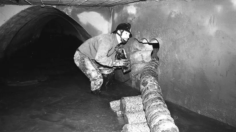 Ispezione ai fori della banda nella Garzetta in via Moretto (1978)