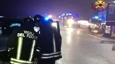 Vigili del fuoco al lavoro per soccorrere i feriti di un incidente stradale avvenuto in A4 in direzione Trieste poco dopo Campolongo Tapogliano (Udine)