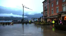 Il lago di Como esonda in piazza Cavour a causa delle copiose piogge cadute nel corso della giornata. Como 2 Novembre 2023. ANSA / MATTEO BAZZI