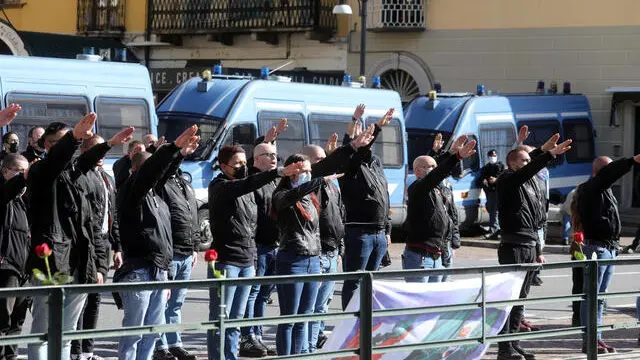 Militanti di destra durante la commemorazione per l’uccisione di alcuni gerarchi fascisti fucilati a Dongo sul lago di Como, 2 May 2021. ANSA / MATTEO BAZZI