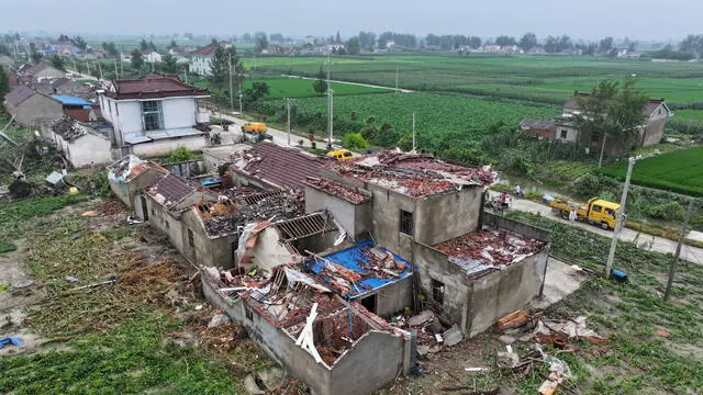 epa10799927 Damaged houses in the aftermath of a tornado in Dafeng district, Yancheng City, Jiangsu province, China, 14 August 2023. At least two people were killed and 15 others were injured, while nearly 300 farm houses were damaged, according to state media preliminary data. EPA/CFOTO / Fang Dongxu CHINA OUT