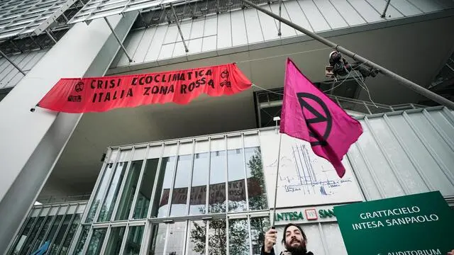 Azione degli attivisti di Extinction Rebellion occupano il grattacielo SanPaolo per protestare contro il cambiamento climatico e il prossimo G7. Torino 27 aprile 2024 ANSA/TINO ROMANO