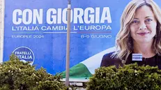 Uno dei manifesti elettorali di Giorgia Meloni definita "bugiarda e nazista" da sconosciuti a Caserta, 24 aprile 2024. ANSA/ (NPK)