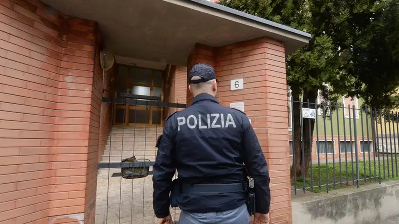 Un poliziotto all'ingresso della casa di Diva Borin a Urago Mella - Foto Marco Ortogni Neg © www.giornaledibrescia.it