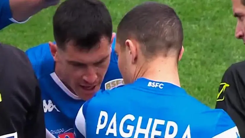 Bisoli consegna la fascia a Paghera durante il match contro lo Spezia - Foto Dazn © www.giornaledibrescia.it