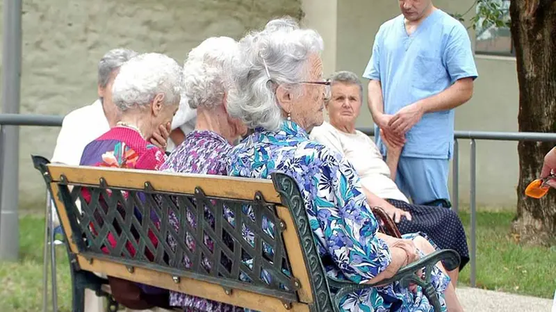 Anziani chiacchierano sulle panchine di una casa di riposo in una foto d'archivio - © www.giornaledibrescia.it