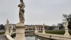 Le statue di Prato della Valle, a Padova, 3 gennaio 2022. ANSA