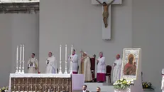 Il Santo Padre durante la Santa Messa, celebrata in piazza San Marco, Venezia, 28 aprile 2024. ANSA/ANDREA MEROLA