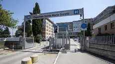 Una veduta esterna dell'ospedale Santa Maria Goretti dove e' stato portato il marocchino deceduto dopo che la sua auto era stata inseguita ad Aprilia da alcuni cittadini perchè lo ritenevano un ladro, Latina, 30 luglio 2018 ANSA/MASSIMO PERCOSSI