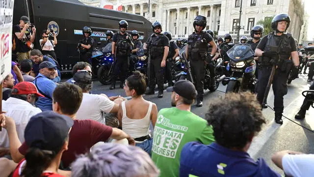 epa11116964 Policemen block demonstrators protesting against the 'omnibus law' bill outside Congress in Buenos Aires, Argentina, 31 January 2024. The Argentine Congress began the debate on the Law of Bases and Starting Points for the Freedom of Argentines, known as the 'omnibus law', the star project of Argentinian President Javier Milei, with which he seeks to implement a series of profound economic reforms in the country. EPA/MATIAS MARTIN CAMPAYA