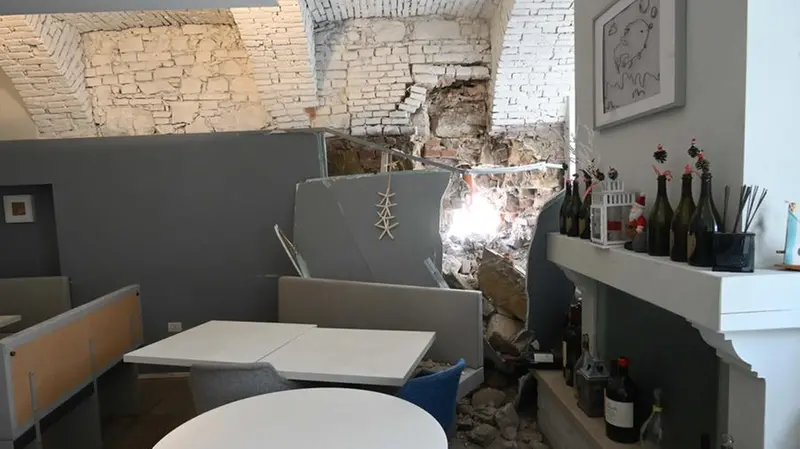Il muro sfondato del ristorante Maiolica