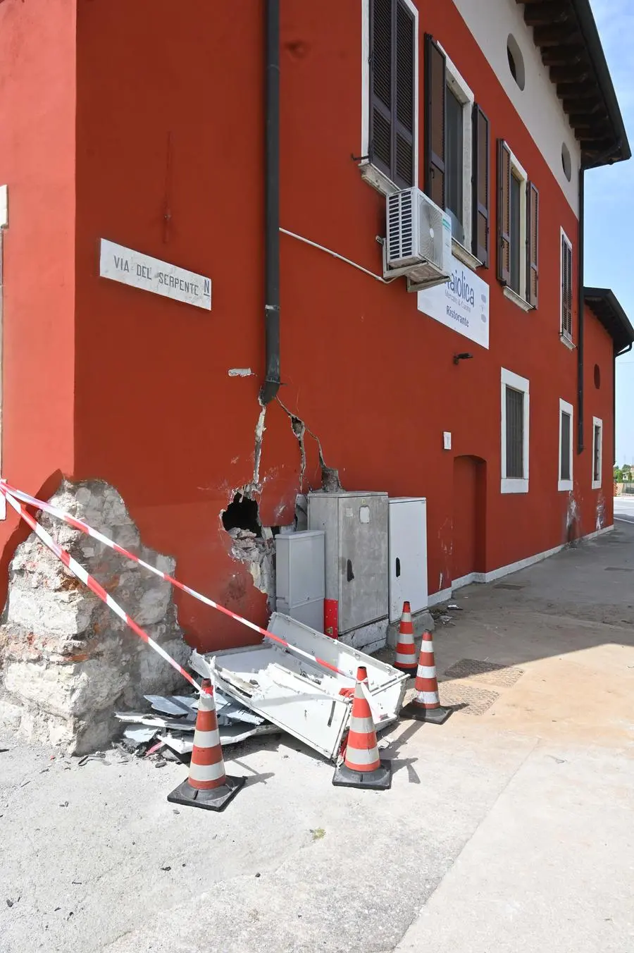 Il muro sfondato del ristorante Maiolica