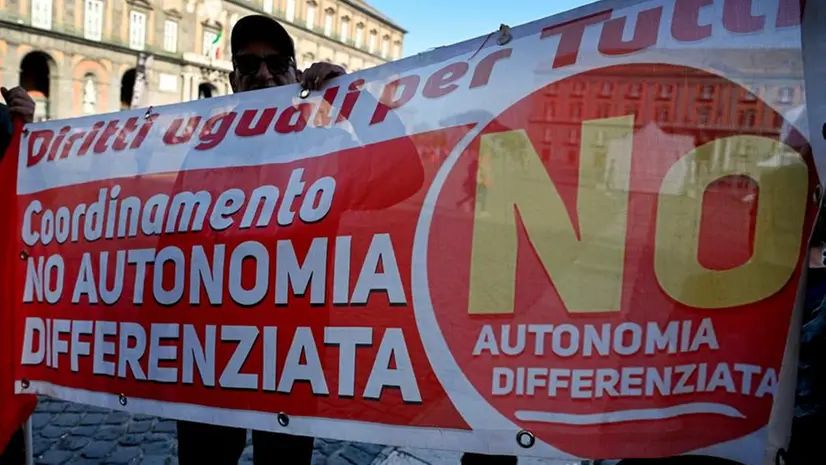 Uno striscione contro l'autonomia - Foto Ansa © www.giornaledibrescia.it