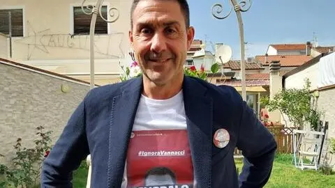 Roberto Vannacci risponde al Pd indossando una maglietta con stampata la grafica lanciata nei giorni scorsi sui social dal partito di Elly Schlein, con la foto del generale sbarrata dall'imperativo 'ignoralo', Roma, 29 Aprile 2024. X/lega salvini