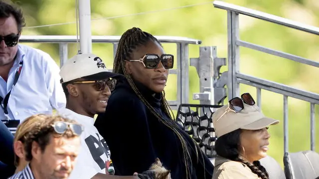 epa10688803 US former tennis player Serena Williams (C) attends a match at the Libema Open s'-Hertogenbosch tennis tournament in Rosmalen, Netherlands, 13 June 2023. The 23-time grand slam champion has traveled to the Netherlands to watch the return of her sister Venus Williams who received a wildcard for the only tournament. EPA/Sander Koning
