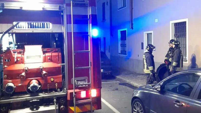 Vigili del fuoco di notte (foto d'archivio) -  © www.giornaledibrescia.it