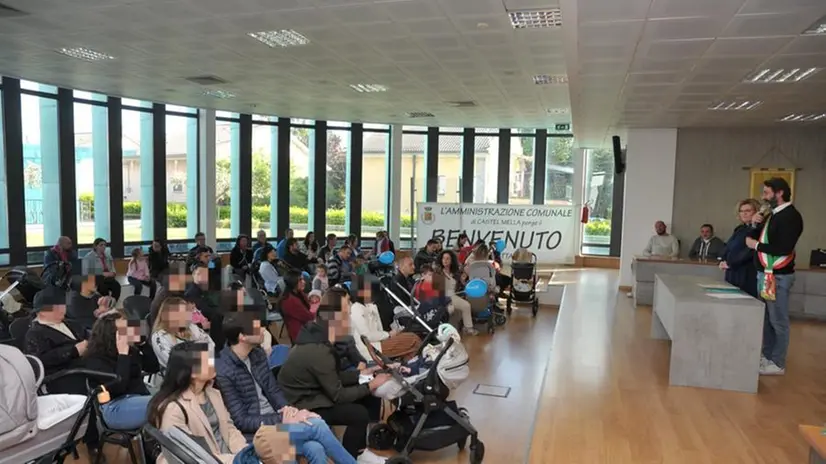 L'incontro tra genitori, bimbi e sindaco nella sala consiliare del paese - © www.giornaledibrescia.it