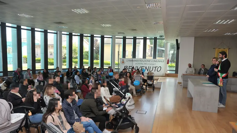L'incontro tra genitori, bimbi e sindaco nella sala consiliare del paese - © www.giornaledibrescia.it