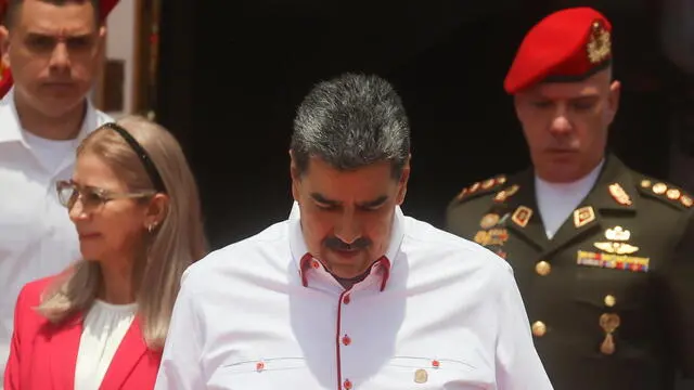 epa11298567 The president of Venezuela, Nicolas Maduro (C), prepares with the first lady, Cilia Flores (L), to receive the leaders who will participate in the ALBA Summit at the Miraflores Palace, in Caracas, Venezuela, 24 April 2024. The XXIII Summit of the Bolivarian Alliance for the Peoples of Our America (ALBA) brings together in Caracas presidents of several bloc countries, among them, the Cuban Miguel Diaz-Canel, the Nicaraguan Daniel Ortega, and the Bolivian Luis Arce, who will meet with their Venezuelan counterpart Nicolas Maduro in a conclave in which they will address issues of common interest. EPA/Miguel Gutierrez