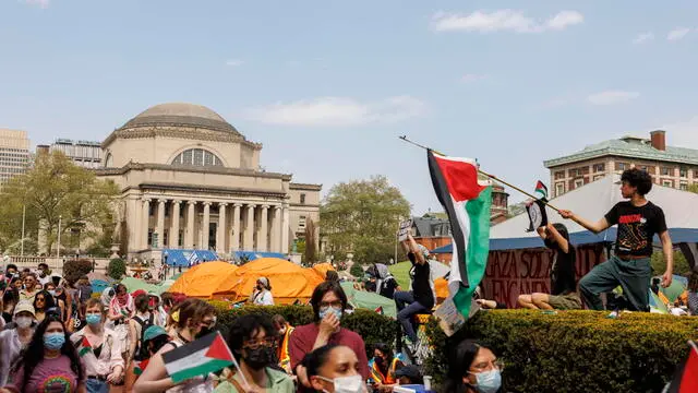 epa11309204 Pro-Palestinian students protest on Columbia University's campus past the 2 pm deadline given by university officials in New York, New York, USA, 29 April 2024. Students were warned that they would face immediate suspension if they did not leave the encampment by 2 pm on 29 April. Students have been protesting the university's investments in Israel and showing their support for Palestine for two weeks, also inspiring other students nationwide to do the same. EPA/SARAH YENESEL