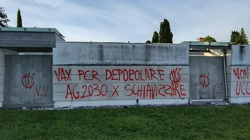 Scritte no vax al cimitero di Bedizzole