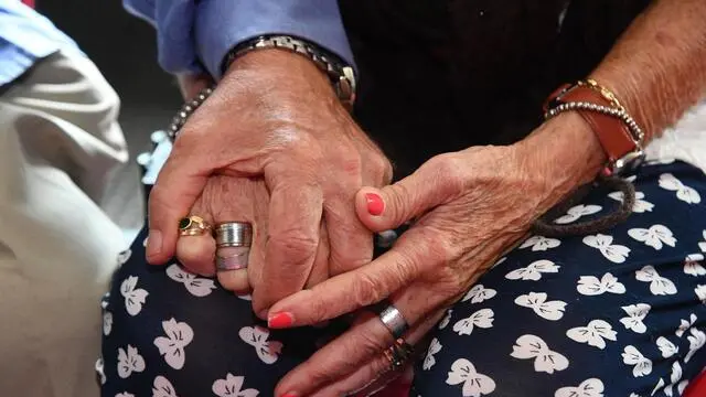 Le mani strette di Pasquale Ranieri 86 anni (S) e Graziella Pistorio 83 anni (D), nel centro per gli sfollati del Centro Civico Buranello. Genova, 06 settembre 2018. ANSA/LUCA ZENNARO