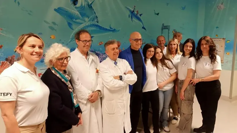 L'inaugurazione del murale al Civile - © www.giornaledibrescia.it