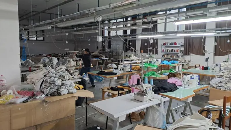Il laboratorio tessile a Prevalle - © www.giornaledibrescia.it