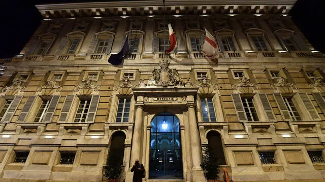 Il comune di Genova ha aderito alla protesta dell'ANCI e ha spento alle 20 le luci della palazzo comunale. Genova 10 febbraio 2022. ANSA/LUCA ZENNARO