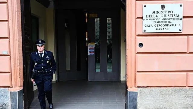 Un agente della Polzia Penitenziaria durante la visita del sottosegretario Andrea Delmastro dopo la visita al carcere di Marassi. Genova, 13 marzo 2023 ANSA/LUCA ZENNARO