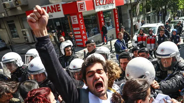 epa10601635 Turkish riot police clash with protesters as they try to reach Taksim Square for an unauthorized May Day celebration during an International Workers' Day demonstration in Istanbul, Turkey, 01 May 2023. Labor Day or May Day is observed all over the world on the first day of May to celebrate the economic and social achievements of workers and fight for laborers rights. EPA/SEDAT SUNA