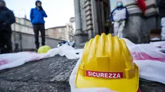 Il presidio dei sindacati di base contro le morti sul lavoro sotto l'ispettorato del lavoro, di Torino, dopo la tragedia di via Genova. 20 dicembre 2021 ANSA/JESSICA PASQUALON