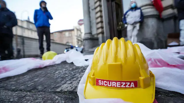 Il presidio dei sindacati di base contro le morti sul lavoro sotto l'ispettorato del lavoro, di Torino, dopo la tragedia di via Genova. 20 dicembre 2021 ANSA/JESSICA PASQUALON