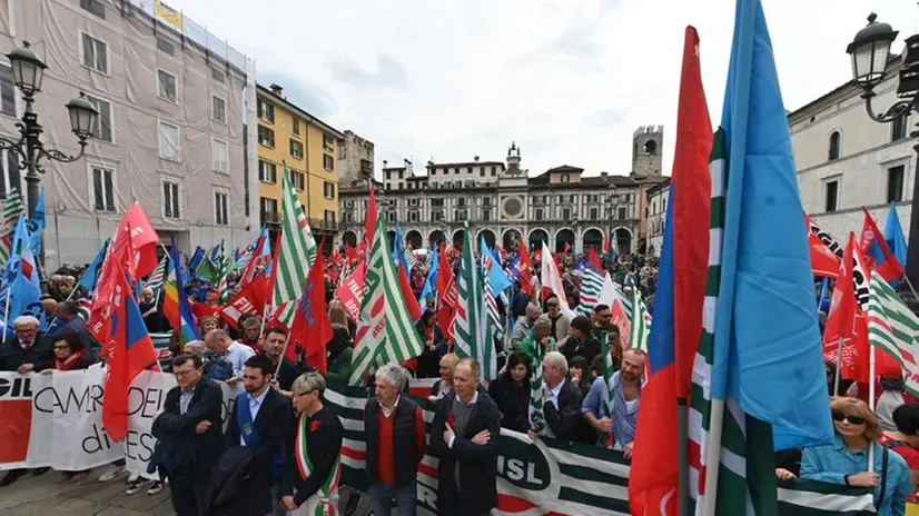 Primo maggio, corteo e cerimonia in piazza Loggia