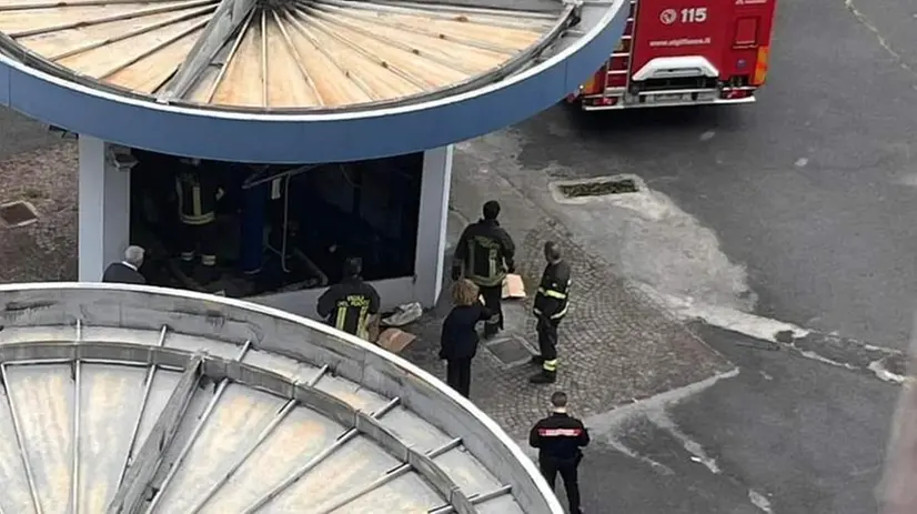 Vigili del fuoco e carabinieri all'ex distributore di via Ugoni - Foto da Facebook