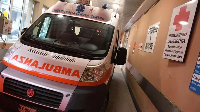 Una ambulanza presso il Pronto Soccorso dell'ospedale Giannina Gaslini di Genova. 02 febbraio 2017 a Genova. ANSA/LUCA ZENNARO