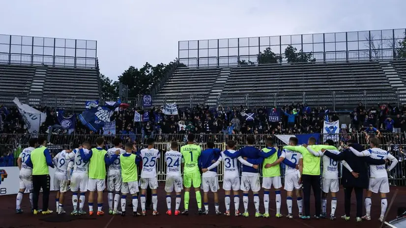 Il saluto della squadra ai tifosi dopo il fischio finale - Foto New Reporter Comincini © www.giornaledibrescia.it