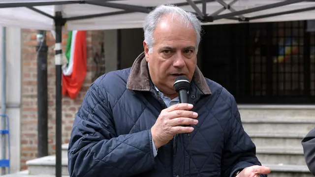Roberto Salis, padre di Ilaria Salis al presidio organizzato da Anpi per chiedere la liberazione di Ilaria Salis a Melegnano. 28 Aprile 2024. ANSA/ANDREA CANALI