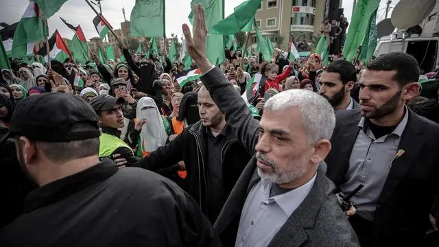 epa07235541 Hamas Gaza leader Yahya Al Sinwar (C) waves to supporters during a Hamas rally to mark the 31st anniversary of the group, in Gaza City, Gaza Strip, 16 December 2018. Hamas was founded in 1987, shortly after the Palestinian Intifada (uprising) broke out against the Israeli occupation of the West Bank and Gaza. EPA/MOHAMMED SABER