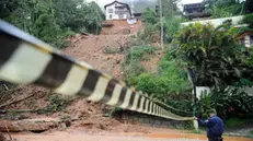 epa03632221 A handout picture provided by Brazil Agency showing a general view of a landslide caused by heavy rains in Quitandinha neighborhood, Petropolis, Rio de Janeiro, Brazil, 19 March 2013. Rio de Janeiro authorities have confirmed the death of another eight people following the rains, that in total left 24 people dead since sunday night. EPA/TANIA REGO / HANDOUT AGENCIA BRASIL/EDITORIAL USE ONLY/NO SALES/NO FILES HANDOUT EDITORIAL USE ONLY/NO SALES