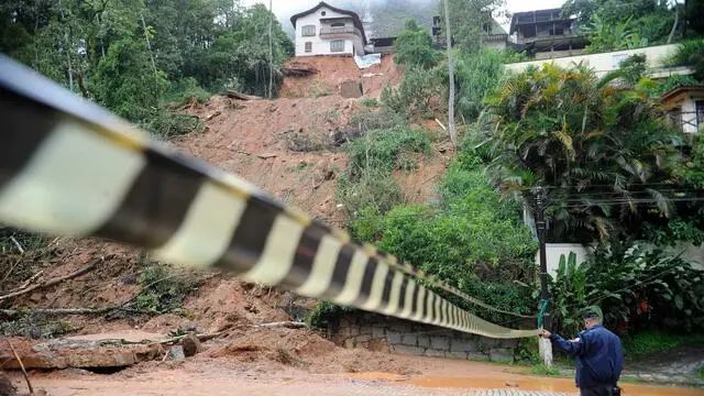 epa03632221 A handout picture provided by Brazil Agency showing a general view of a landslide caused by heavy rains in Quitandinha neighborhood, Petropolis, Rio de Janeiro, Brazil, 19 March 2013. Rio de Janeiro authorities have confirmed the death of another eight people following the rains, that in total left 24 people dead since sunday night. EPA/TANIA REGO / HANDOUT AGENCIA BRASIL/EDITORIAL USE ONLY/NO SALES/NO FILES HANDOUT EDITORIAL USE ONLY/NO SALES